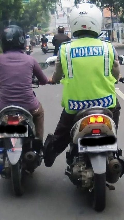 10 Gaya Kocak Pemotor Hindari Tilang, Banyak Akal Tapi Polisi Tetap Waspada, Alasan motor mogok, eh malah didorong polisi, Mengajak polisi berdoa, berharap bisa meluluhkan hati, Panik hingga lupa lepas helm setelah turun, Mengandalkan muka polos dan ekspresi memelas, Ngaku tulang punggung keluarga, berharap dimaklumi, Plat nomor dari kardus bekas, kreatif tapi gagal, Plat hilang, entah ke mana rimbanya, Pakai helm proyek demi kamuflase, Spion nyentrik, katanya mahal, Bingung buka Maps, akhirnya punya solusi unik