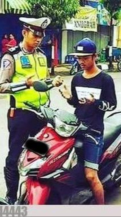10 Gaya Kocak Pemotor Hindari Tilang, Banyak Akal Tapi Polisi Tetap Waspada, Alasan motor mogok, eh malah didorong polisi, Mengajak polisi berdoa, berharap bisa meluluhkan hati, Panik hingga lupa lepas helm setelah turun, Mengandalkan muka polos dan ekspresi memelas, Ngaku tulang punggung keluarga, berharap dimaklumi, Plat nomor dari kardus bekas, kreatif tapi gagal, Plat hilang, entah ke mana rimbanya, Pakai helm proyek demi kamuflase, Spion nyentrik, katanya mahal, Bingung buka Maps, akhirnya punya solusi unik