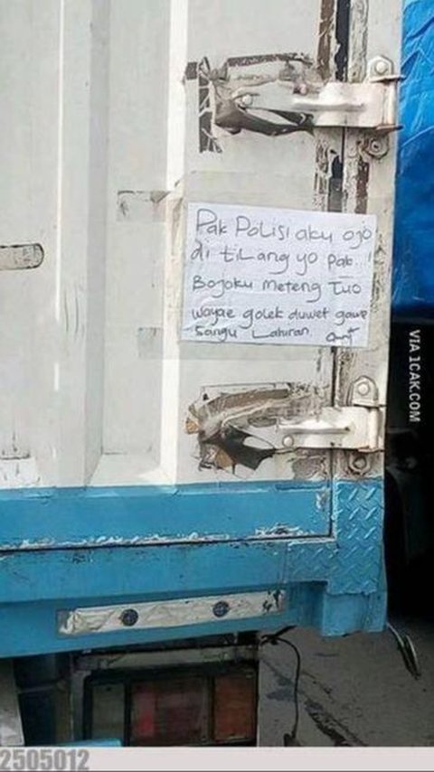 10 Gaya Kocak Pemotor Hindari Tilang, Banyak Akal Tapi Polisi Tetap Waspada, Alasan motor mogok, eh malah didorong polisi, Mengajak polisi berdoa, berharap bisa meluluhkan hati, Panik hingga lupa lepas helm setelah turun, Mengandalkan muka polos dan ekspresi memelas, Ngaku tulang punggung keluarga, berharap dimaklumi, Plat nomor dari kardus bekas, kreatif tapi gagal, Plat hilang, entah ke mana rimbanya, Pakai helm proyek demi kamuflase, Spion nyentrik, katanya mahal, Bingung buka Maps, akhirnya punya solusi unik