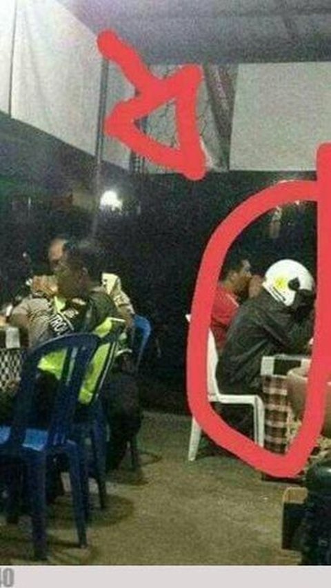 10 Gaya Kocak Pemotor Hindari Tilang, Banyak Akal Tapi Polisi Tetap Waspada, Alasan motor mogok, eh malah didorong polisi, Mengajak polisi berdoa, berharap bisa meluluhkan hati, Panik hingga lupa lepas helm setelah turun, Mengandalkan muka polos dan ekspresi memelas, Ngaku tulang punggung keluarga, berharap dimaklumi, Plat nomor dari kardus bekas, kreatif tapi gagal, Plat hilang, entah ke mana rimbanya, Pakai helm proyek demi kamuflase, Spion nyentrik, katanya mahal, Bingung buka Maps, akhirnya punya solusi unik