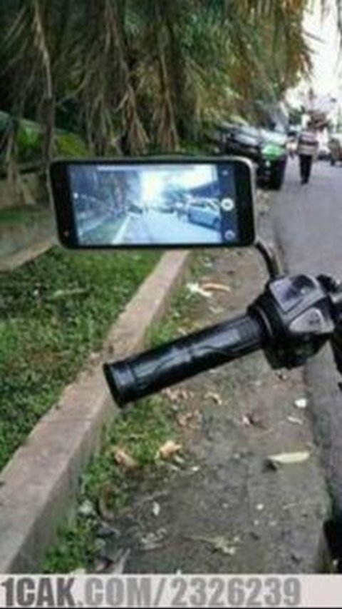 10 Gaya Kocak Pemotor Hindari Tilang, Banyak Akal Tapi Polisi Tetap Waspada, Alasan motor mogok, eh malah didorong polisi, Mengajak polisi berdoa, berharap bisa meluluhkan hati, Panik hingga lupa lepas helm setelah turun, Mengandalkan muka polos dan ekspresi memelas, Ngaku tulang punggung keluarga, berharap dimaklumi, Plat nomor dari kardus bekas, kreatif tapi gagal, Plat hilang, entah ke mana rimbanya, Pakai helm proyek demi kamuflase, Spion nyentrik, katanya mahal, Bingung buka Maps, akhirnya punya solusi unik