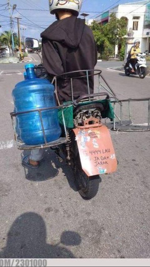 10 Gaya Kocak Pemotor Hindari Tilang, Banyak Akal Tapi Polisi Tetap Waspada, Alasan motor mogok, eh malah didorong polisi, Mengajak polisi berdoa, berharap bisa meluluhkan hati, Panik hingga lupa lepas helm setelah turun, Mengandalkan muka polos dan ekspresi memelas, Ngaku tulang punggung keluarga, berharap dimaklumi, Plat nomor dari kardus bekas, kreatif tapi gagal, Plat hilang, entah ke mana rimbanya, Pakai helm proyek demi kamuflase, Spion nyentrik, katanya mahal, Bingung buka Maps, akhirnya punya solusi unik