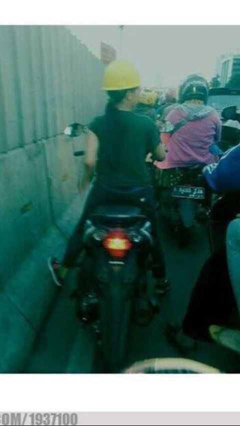 10 Gaya Kocak Pemotor Hindari Tilang, Banyak Akal Tapi Polisi Tetap Waspada, Alasan motor mogok, eh malah didorong polisi, Mengajak polisi berdoa, berharap bisa meluluhkan hati, Panik hingga lupa lepas helm setelah turun, Mengandalkan muka polos dan ekspresi memelas, Ngaku tulang punggung keluarga, berharap dimaklumi, Plat nomor dari kardus bekas, kreatif tapi gagal, Plat hilang, entah ke mana rimbanya, Pakai helm proyek demi kamuflase, Spion nyentrik, katanya mahal, Bingung buka Maps, akhirnya punya solusi unik