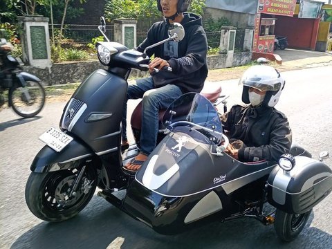 8 Gaya Modifikasi Motor Sespan Modern, Keren dan Bisa Bonceng Teman!, Vespa dan Sespan: Kombinasi Klasik yang Tak Terpisahkan, Peugeot Hitam: Tampil Gagah dan Elegan, Honda Cub Retro, Usia Muda Rasa Tua, Scoopy, Si Retro Kekinian yang Pas dengan Sespan, Yamaha Hybrid: Pendatang Baru yang Berani Beda, Motor Adventure: Si Tangguh yang Bisa Berbagi Tempat, Yamaha Fino: Sentuhan Baru pada Gaya Lama, Si Putih Penjelajah Jalanan