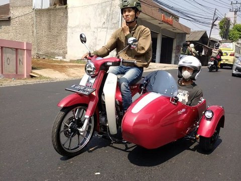8 Gaya Modifikasi Motor Sespan Modern, Keren dan Bisa Bonceng Teman!, Vespa dan Sespan: Kombinasi Klasik yang Tak Terpisahkan, Peugeot Hitam: Tampil Gagah dan Elegan, Honda Cub Retro, Usia Muda Rasa Tua, Scoopy, Si Retro Kekinian yang Pas dengan Sespan, Yamaha Hybrid: Pendatang Baru yang Berani Beda, Motor Adventure: Si Tangguh yang Bisa Berbagi Tempat, Yamaha Fino: Sentuhan Baru pada Gaya Lama, Si Putih Penjelajah Jalanan