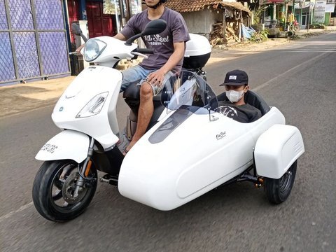 8 Gaya Modifikasi Motor Sespan Modern, Keren dan Bisa Bonceng Teman!, Vespa dan Sespan: Kombinasi Klasik yang Tak Terpisahkan, Peugeot Hitam: Tampil Gagah dan Elegan, Honda Cub Retro, Usia Muda Rasa Tua, Scoopy, Si Retro Kekinian yang Pas dengan Sespan, Yamaha Hybrid: Pendatang Baru yang Berani Beda, Motor Adventure: Si Tangguh yang Bisa Berbagi Tempat, Yamaha Fino: Sentuhan Baru pada Gaya Lama, Si Putih Penjelajah Jalanan