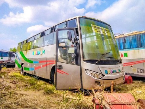 10 Foto Bus PO Budiman yang Kini Jadi Rongsokan, Termasuk Sasis Volvo!, Terlihat kokoh meski usang, Kenangan kursi bludru, Trayek legendaris Pangandaran-Bandung, Sasis Volvo B7R di rute Tasik-Cikarang, Kondisi Volvo B7R sekarang, "Kuburan" bus Budiman, Kenangan di era 2000-an, Kelas Bisnis AC Tasik-Semarang, Jendela geser khas, Diubah menjadi besi tua