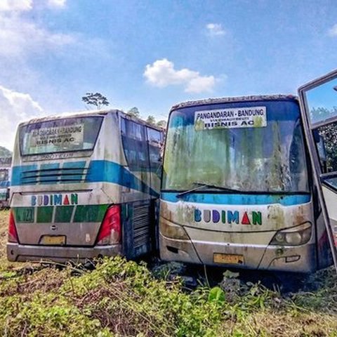 10 Foto Bus PO Budiman yang Kini Jadi Rongsokan, Termasuk Sasis Volvo!, Terlihat kokoh meski usang, Kenangan kursi bludru, Trayek legendaris Pangandaran-Bandung, Sasis Volvo B7R di rute Tasik-Cikarang, Kondisi Volvo B7R sekarang, "Kuburan" bus Budiman, Kenangan di era 2000-an, Kelas Bisnis AC Tasik-Semarang, Jendela geser khas, Diubah menjadi besi tua