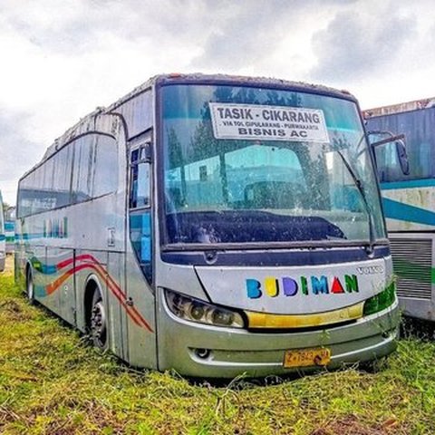 10 Foto Bus PO Budiman yang Kini Jadi Rongsokan, Termasuk Sasis Volvo!, Terlihat kokoh meski usang, Kenangan kursi bludru, Trayek legendaris Pangandaran-Bandung, Sasis Volvo B7R di rute Tasik-Cikarang, Kondisi Volvo B7R sekarang, "Kuburan" bus Budiman, Kenangan di era 2000-an, Kelas Bisnis AC Tasik-Semarang, Jendela geser khas, Diubah menjadi besi tua