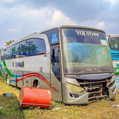 10 Foto Bus PO Budiman yang Kini Jadi Rongsokan, Termasuk Sasis Volvo!, Terlihat kokoh meski usang, Kenangan kursi bludru, Trayek legendaris Pangandaran-Bandung, Sasis Volvo B7R di rute Tasik-Cikarang, Kondisi Volvo B7R sekarang, "Kuburan" bus Budiman, Kenangan di era 2000-an, Kelas Bisnis AC Tasik-Semarang, Jendela geser khas, Diubah menjadi besi tua