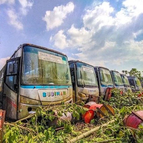 10 Foto Bus PO Budiman yang Kini Jadi Rongsokan, Termasuk Sasis Volvo!, Terlihat kokoh meski usang, Kenangan kursi bludru, Trayek legendaris Pangandaran-Bandung, Sasis Volvo B7R di rute Tasik-Cikarang, Kondisi Volvo B7R sekarang, "Kuburan" bus Budiman, Kenangan di era 2000-an, Kelas Bisnis AC Tasik-Semarang, Jendela geser khas, Diubah menjadi besi tua