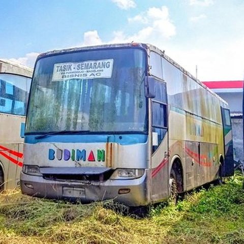 10 Foto Bus PO Budiman yang Kini Jadi Rongsokan, Termasuk Sasis Volvo!, Terlihat kokoh meski usang, Kenangan kursi bludru, Trayek legendaris Pangandaran-Bandung, Sasis Volvo B7R di rute Tasik-Cikarang, Kondisi Volvo B7R sekarang, "Kuburan" bus Budiman, Kenangan di era 2000-an, Kelas Bisnis AC Tasik-Semarang, Jendela geser khas, Diubah menjadi besi tua