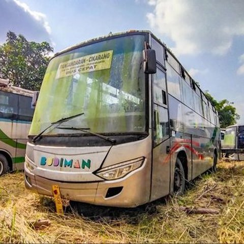 10 Foto Bus PO Budiman yang Kini Jadi Rongsokan, Termasuk Sasis Volvo!, Terlihat kokoh meski usang, Kenangan kursi bludru, Trayek legendaris Pangandaran-Bandung, Sasis Volvo B7R di rute Tasik-Cikarang, Kondisi Volvo B7R sekarang, "Kuburan" bus Budiman, Kenangan di era 2000-an, Kelas Bisnis AC Tasik-Semarang, Jendela geser khas, Diubah menjadi besi tua