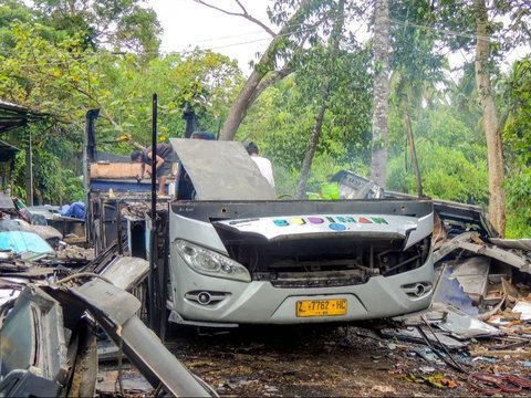 10 Foto Bus PO Budiman yang Kini Jadi Rongsokan, Termasuk Sasis Volvo!, Terlihat kokoh meski usang, Kenangan kursi bludru, Trayek legendaris Pangandaran-Bandung, Sasis Volvo B7R di rute Tasik-Cikarang, Kondisi Volvo B7R sekarang, "Kuburan" bus Budiman, Kenangan di era 2000-an, Kelas Bisnis AC Tasik-Semarang, Jendela geser khas, Diubah menjadi besi tua