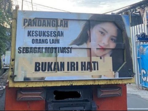 10 Foto Stiker Bergambar dengan Tulisan Kocak di Belakang Mobil Bak, Penuh Pesan Menohok., Pesan Tentang Iri Hati, Berhati-hati dalam Menilai, Cara Menghindari Eksploitasi, Cerita di Balik Kenakalan, Kebaikan yang Bisa Disalahgunakan, Masih Kosong, Siap Ditulis, Kecepatan Itu Penting, Senangnya Cukup Diketahui Keluarga, Pernah Terpikirkah untuk Berhenti Mengejar Tren?, Balas Cacian dengan Prestasi