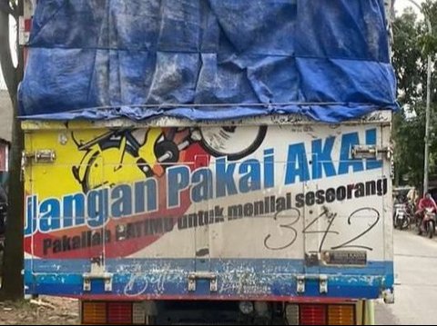 10 Foto Stiker Bergambar dengan Tulisan Kocak di Belakang Mobil Bak, Penuh Pesan Menohok., Pesan Tentang Iri Hati, Berhati-hati dalam Menilai, Cara Menghindari Eksploitasi, Cerita di Balik Kenakalan, Kebaikan yang Bisa Disalahgunakan, Masih Kosong, Siap Ditulis, Kecepatan Itu Penting, Senangnya Cukup Diketahui Keluarga, Pernah Terpikirkah untuk Berhenti Mengejar Tren?, Balas Cacian dengan Prestasi