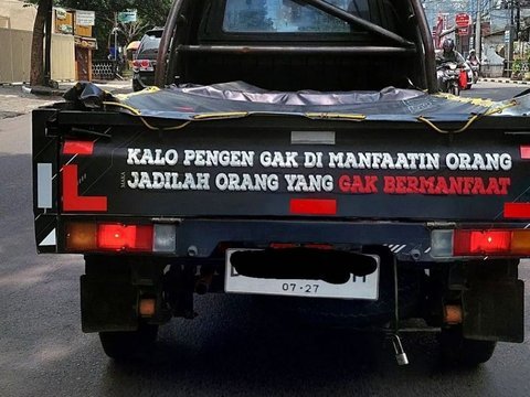 10 Foto Stiker Bergambar dengan Tulisan Kocak di Belakang Mobil Bak, Penuh Pesan Menohok., Pesan Tentang Iri Hati, Berhati-hati dalam Menilai, Cara Menghindari Eksploitasi, Cerita di Balik Kenakalan, Kebaikan yang Bisa Disalahgunakan, Masih Kosong, Siap Ditulis, Kecepatan Itu Penting, Senangnya Cukup Diketahui Keluarga, Pernah Terpikirkah untuk Berhenti Mengejar Tren?, Balas Cacian dengan Prestasi