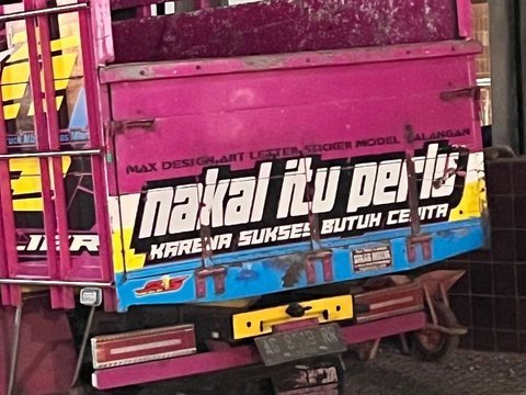 10 Foto Stiker Bergambar dengan Tulisan Kocak di Belakang Mobil Bak, Penuh Pesan Menohok., Pesan Tentang Iri Hati, Berhati-hati dalam Menilai, Cara Menghindari Eksploitasi, Cerita di Balik Kenakalan, Kebaikan yang Bisa Disalahgunakan, Masih Kosong, Siap Ditulis, Kecepatan Itu Penting, Senangnya Cukup Diketahui Keluarga, Pernah Terpikirkah untuk Berhenti Mengejar Tren?, Balas Cacian dengan Prestasi