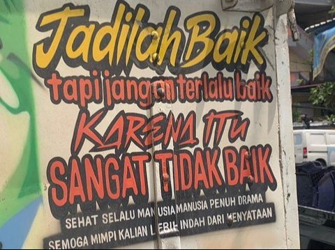 10 Foto Stiker Bergambar dengan Tulisan Kocak di Belakang Mobil Bak, Penuh Pesan Menohok., Pesan Tentang Iri Hati, Berhati-hati dalam Menilai, Cara Menghindari Eksploitasi, Cerita di Balik Kenakalan, Kebaikan yang Bisa Disalahgunakan, Masih Kosong, Siap Ditulis, Kecepatan Itu Penting, Senangnya Cukup Diketahui Keluarga, Pernah Terpikirkah untuk Berhenti Mengejar Tren?, Balas Cacian dengan Prestasi