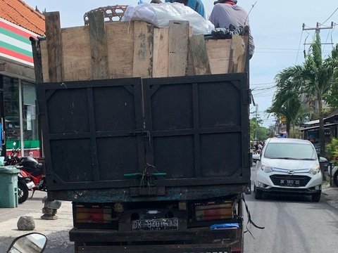 10 Foto Stiker Bergambar dengan Tulisan Kocak di Belakang Mobil Bak, Penuh Pesan Menohok., Pesan Tentang Iri Hati, Berhati-hati dalam Menilai, Cara Menghindari Eksploitasi, Cerita di Balik Kenakalan, Kebaikan yang Bisa Disalahgunakan, Masih Kosong, Siap Ditulis, Kecepatan Itu Penting, Senangnya Cukup Diketahui Keluarga, Pernah Terpikirkah untuk Berhenti Mengejar Tren?, Balas Cacian dengan Prestasi