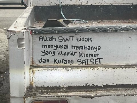 10 Foto Stiker Bergambar dengan Tulisan Kocak di Belakang Mobil Bak, Penuh Pesan Menohok., Pesan Tentang Iri Hati, Berhati-hati dalam Menilai, Cara Menghindari Eksploitasi, Cerita di Balik Kenakalan, Kebaikan yang Bisa Disalahgunakan, Masih Kosong, Siap Ditulis, Kecepatan Itu Penting, Senangnya Cukup Diketahui Keluarga, Pernah Terpikirkah untuk Berhenti Mengejar Tren?, Balas Cacian dengan Prestasi