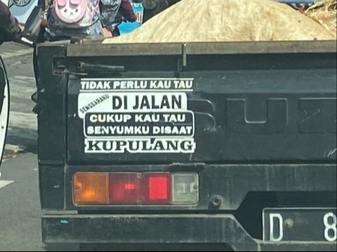 10 Foto Stiker Bergambar dengan Tulisan Kocak di Belakang Mobil Bak, Penuh Pesan Menohok., Pesan Tentang Iri Hati, Berhati-hati dalam Menilai, Cara Menghindari Eksploitasi, Cerita di Balik Kenakalan, Kebaikan yang Bisa Disalahgunakan, Masih Kosong, Siap Ditulis, Kecepatan Itu Penting, Senangnya Cukup Diketahui Keluarga, Pernah Terpikirkah untuk Berhenti Mengejar Tren?, Balas Cacian dengan Prestasi