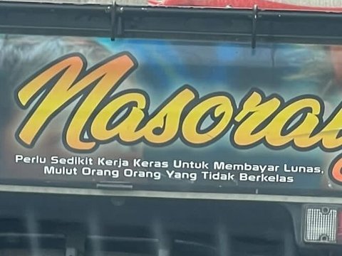 10 Foto Stiker Bergambar dengan Tulisan Kocak di Belakang Mobil Bak, Penuh Pesan Menohok., Pesan Tentang Iri Hati, Berhati-hati dalam Menilai, Cara Menghindari Eksploitasi, Cerita di Balik Kenakalan, Kebaikan yang Bisa Disalahgunakan, Masih Kosong, Siap Ditulis, Kecepatan Itu Penting, Senangnya Cukup Diketahui Keluarga, Pernah Terpikirkah untuk Berhenti Mengejar Tren?, Balas Cacian dengan Prestasi