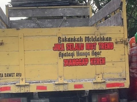 10 Foto Stiker Bergambar dengan Tulisan Kocak di Belakang Mobil Bak, Penuh Pesan Menohok., Pesan Tentang Iri Hati, Berhati-hati dalam Menilai, Cara Menghindari Eksploitasi, Cerita di Balik Kenakalan, Kebaikan yang Bisa Disalahgunakan, Masih Kosong, Siap Ditulis, Kecepatan Itu Penting, Senangnya Cukup Diketahui Keluarga, Pernah Terpikirkah untuk Berhenti Mengejar Tren?, Balas Cacian dengan Prestasi