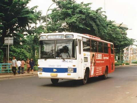 10 Foto Nostalgia Bus Kota Jakarta Zaman Dulu, Pernah Naik yang Mana?, Menemani Anak Sekolah di Pagi Hari, Sang Legenda Patas AC, PO Bianglala yang Kini Tinggal Kenangan, Macet Jam Sibuk? Jangan Harap Dapat Tempat Duduk, Volvo: Setia Sejak Dulu, Meninggalkan Terminal Kartika Plaza, Damri Klasik dengan Livery Ikonik, Bus PPD Biru Oranye, Andalan Warga
