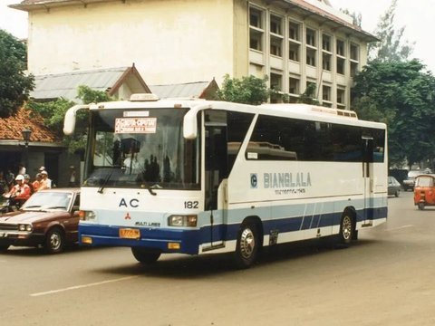 10 Foto Nostalgia Bus Kota Jakarta Zaman Dulu, Pernah Naik yang Mana?, Menemani Anak Sekolah di Pagi Hari, Sang Legenda Patas AC, PO Bianglala yang Kini Tinggal Kenangan, Macet Jam Sibuk? Jangan Harap Dapat Tempat Duduk, Volvo: Setia Sejak Dulu, Meninggalkan Terminal Kartika Plaza, Damri Klasik dengan Livery Ikonik, Bus PPD Biru Oranye, Andalan Warga