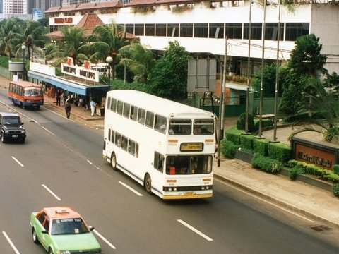 10 Foto Nostalgia Bus Kota Jakarta Zaman Dulu, Pernah Naik yang Mana?, Menemani Anak Sekolah di Pagi Hari, Sang Legenda Patas AC, PO Bianglala yang Kini Tinggal Kenangan, Macet Jam Sibuk? Jangan Harap Dapat Tempat Duduk, Volvo: Setia Sejak Dulu, Meninggalkan Terminal Kartika Plaza, Damri Klasik dengan Livery Ikonik, Bus PPD Biru Oranye, Andalan Warga