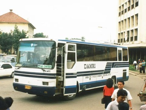 10 Foto Nostalgia Bus Kota Jakarta Zaman Dulu, Pernah Naik yang Mana?, Menemani Anak Sekolah di Pagi Hari, Sang Legenda Patas AC, PO Bianglala yang Kini Tinggal Kenangan, Macet Jam Sibuk? Jangan Harap Dapat Tempat Duduk, Volvo: Setia Sejak Dulu, Meninggalkan Terminal Kartika Plaza, Damri Klasik dengan Livery Ikonik, Bus PPD Biru Oranye, Andalan Warga