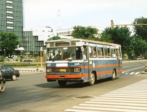 10 Foto Nostalgia Bus Kota Jakarta Zaman Dulu, Pernah Naik yang Mana?, Menemani Anak Sekolah di Pagi Hari, Sang Legenda Patas AC, PO Bianglala yang Kini Tinggal Kenangan, Macet Jam Sibuk? Jangan Harap Dapat Tempat Duduk, Volvo: Setia Sejak Dulu, Meninggalkan Terminal Kartika Plaza, Damri Klasik dengan Livery Ikonik, Bus PPD Biru Oranye, Andalan Warga