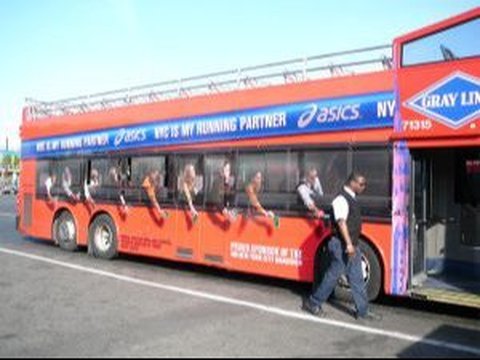 10 Desain Iklan di Bus Ini Menyajikan Ilusi Mata yang Mengejutkan, Bisa Bikin Salah Fokus di Jalan!, Seolah Disodori Sesuatu oleh Banyak Orang, Bus Kecil di Dalam Bus Besar, Ular Raksasa Menggenggam Bus, Ular Nongkrong di Kaca Jendela, Sosok Misterius Menempel di Belakang, Lagi-Lagi Dililit Ular Besar, Ban Jadi Meja DJ, Bus dengan Kamar Tambahan?, Bareng Snoopy dan Teman-Teman, Bus ala Land Rover Defender
