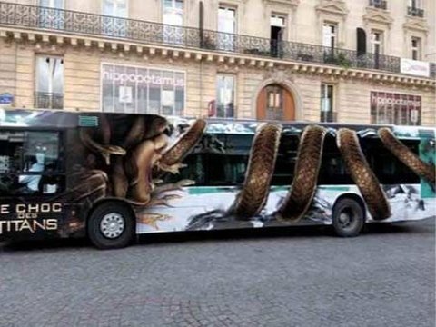 10 Desain Iklan di Bus Ini Menyajikan Ilusi Mata yang Mengejutkan, Bisa Bikin Salah Fokus di Jalan!, Seolah Disodori Sesuatu oleh Banyak Orang, Bus Kecil di Dalam Bus Besar, Ular Raksasa Menggenggam Bus, Ular Nongkrong di Kaca Jendela, Sosok Misterius Menempel di Belakang, Lagi-Lagi Dililit Ular Besar, Ban Jadi Meja DJ, Bus dengan Kamar Tambahan?, Bareng Snoopy dan Teman-Teman, Bus ala Land Rover Defender
