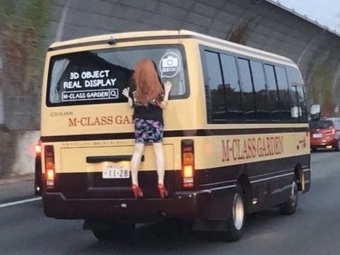 10 Desain Iklan di Bus Ini Menyajikan Ilusi Mata yang Mengejutkan, Bisa Bikin Salah Fokus di Jalan!, Seolah Disodori Sesuatu oleh Banyak Orang, Bus Kecil di Dalam Bus Besar, Ular Raksasa Menggenggam Bus, Ular Nongkrong di Kaca Jendela, Sosok Misterius Menempel di Belakang, Lagi-Lagi Dililit Ular Besar, Ban Jadi Meja DJ, Bus dengan Kamar Tambahan?, Bareng Snoopy dan Teman-Teman, Bus ala Land Rover Defender