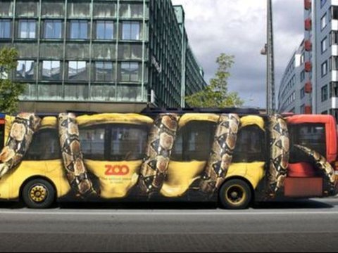 10 Desain Iklan di Bus Ini Menyajikan Ilusi Mata yang Mengejutkan, Bisa Bikin Salah Fokus di Jalan!, Seolah Disodori Sesuatu oleh Banyak Orang, Bus Kecil di Dalam Bus Besar, Ular Raksasa Menggenggam Bus, Ular Nongkrong di Kaca Jendela, Sosok Misterius Menempel di Belakang, Lagi-Lagi Dililit Ular Besar, Ban Jadi Meja DJ, Bus dengan Kamar Tambahan?, Bareng Snoopy dan Teman-Teman, Bus ala Land Rover Defender