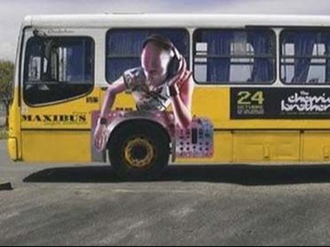 10 Desain Iklan di Bus Ini Menyajikan Ilusi Mata yang Mengejutkan, Bisa Bikin Salah Fokus di Jalan!, Seolah Disodori Sesuatu oleh Banyak Orang, Bus Kecil di Dalam Bus Besar, Ular Raksasa Menggenggam Bus, Ular Nongkrong di Kaca Jendela, Sosok Misterius Menempel di Belakang, Lagi-Lagi Dililit Ular Besar, Ban Jadi Meja DJ, Bus dengan Kamar Tambahan?, Bareng Snoopy dan Teman-Teman, Bus ala Land Rover Defender