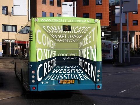 10 Desain Iklan di Bus Ini Menyajikan Ilusi Mata yang Mengejutkan, Bisa Bikin Salah Fokus di Jalan!, Seolah Disodori Sesuatu oleh Banyak Orang, Bus Kecil di Dalam Bus Besar, Ular Raksasa Menggenggam Bus, Ular Nongkrong di Kaca Jendela, Sosok Misterius Menempel di Belakang, Lagi-Lagi Dililit Ular Besar, Ban Jadi Meja DJ, Bus dengan Kamar Tambahan?, Bareng Snoopy dan Teman-Teman, Bus ala Land Rover Defender
