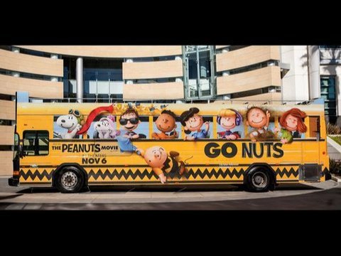 10 Desain Iklan di Bus Ini Menyajikan Ilusi Mata yang Mengejutkan, Bisa Bikin Salah Fokus di Jalan!, Seolah Disodori Sesuatu oleh Banyak Orang, Bus Kecil di Dalam Bus Besar, Ular Raksasa Menggenggam Bus, Ular Nongkrong di Kaca Jendela, Sosok Misterius Menempel di Belakang, Lagi-Lagi Dililit Ular Besar, Ban Jadi Meja DJ, Bus dengan Kamar Tambahan?, Bareng Snoopy dan Teman-Teman, Bus ala Land Rover Defender