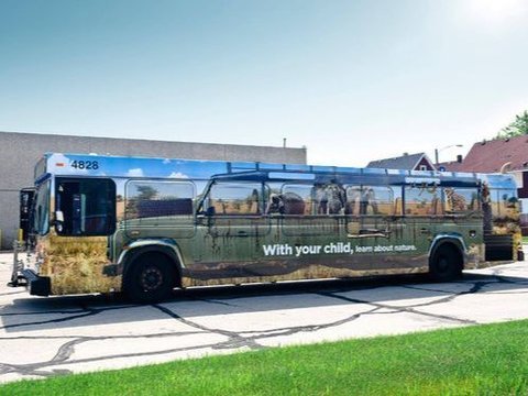 10 Desain Iklan di Bus Ini Menyajikan Ilusi Mata yang Mengejutkan, Bisa Bikin Salah Fokus di Jalan!, Seolah Disodori Sesuatu oleh Banyak Orang, Bus Kecil di Dalam Bus Besar, Ular Raksasa Menggenggam Bus, Ular Nongkrong di Kaca Jendela, Sosok Misterius Menempel di Belakang, Lagi-Lagi Dililit Ular Besar, Ban Jadi Meja DJ, Bus dengan Kamar Tambahan?, Bareng Snoopy dan Teman-Teman, Bus ala Land Rover Defender
