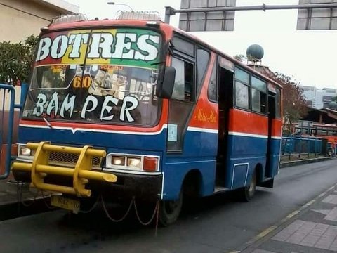 10 Potret Metro Mini yang Tergerus Zaman, Dulu Tersohor sebagai Penguasa Jalanan yang Kacau., Kaca depan penuh stiker misterius, Coretan graffiti di badan bus, Rival abadi: Kopaja, Tanda waspada: tampilan depan ekstrem, Trayek ikonik Pondok Labu–Blok M (610), Lampu malam warna-warni, Aroma khas di kabin, Trayek S640: Tanah Abang–Pasar Minggu, Tak nyaman, tapi penuh cerita, Terima kasih, Metro Mini