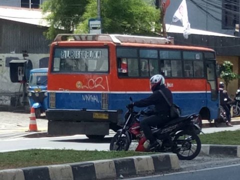 10 Potret Metro Mini yang Tergerus Zaman, Dulu Tersohor sebagai Penguasa Jalanan yang Kacau., Kaca depan penuh stiker misterius, Coretan graffiti di badan bus, Rival abadi: Kopaja, Tanda waspada: tampilan depan ekstrem, Trayek ikonik Pondok Labu–Blok M (610), Lampu malam warna-warni, Aroma khas di kabin, Trayek S640: Tanah Abang–Pasar Minggu, Tak nyaman, tapi penuh cerita, Terima kasih, Metro Mini