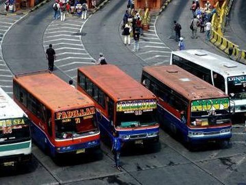 10 Potret Metro Mini yang Tergerus Zaman, Dulu Tersohor sebagai Penguasa Jalanan yang Kacau., Kaca depan penuh stiker misterius, Coretan graffiti di badan bus, Rival abadi: Kopaja, Tanda waspada: tampilan depan ekstrem, Trayek ikonik Pondok Labu–Blok M (610), Lampu malam warna-warni, Aroma khas di kabin, Trayek S640: Tanah Abang–Pasar Minggu, Tak nyaman, tapi penuh cerita, Terima kasih, Metro Mini