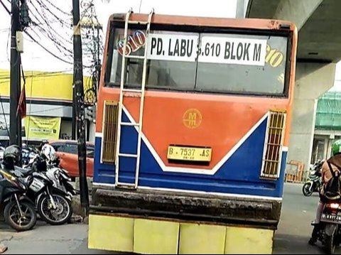 10 Potret Metro Mini yang Tergerus Zaman, Dulu Tersohor sebagai Penguasa Jalanan yang Kacau., Kaca depan penuh stiker misterius, Coretan graffiti di badan bus, Rival abadi: Kopaja, Tanda waspada: tampilan depan ekstrem, Trayek ikonik Pondok Labu–Blok M (610), Lampu malam warna-warni, Aroma khas di kabin, Trayek S640: Tanah Abang–Pasar Minggu, Tak nyaman, tapi penuh cerita, Terima kasih, Metro Mini