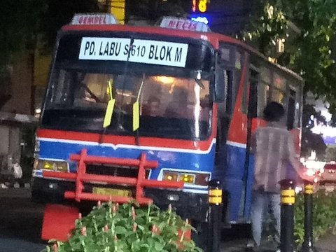 10 Potret Metro Mini yang Tergerus Zaman, Dulu Tersohor sebagai Penguasa Jalanan yang Kacau., Kaca depan penuh stiker misterius, Coretan graffiti di badan bus, Rival abadi: Kopaja, Tanda waspada: tampilan depan ekstrem, Trayek ikonik Pondok Labu–Blok M (610), Lampu malam warna-warni, Aroma khas di kabin, Trayek S640: Tanah Abang–Pasar Minggu, Tak nyaman, tapi penuh cerita, Terima kasih, Metro Mini