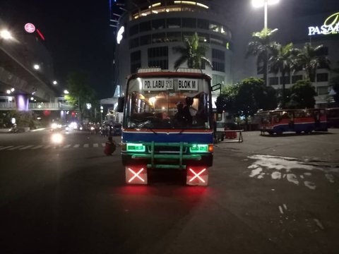 10 Potret Metro Mini yang Tergerus Zaman, Dulu Tersohor sebagai Penguasa Jalanan yang Kacau., Kaca depan penuh stiker misterius, Coretan graffiti di badan bus, Rival abadi: Kopaja, Tanda waspada: tampilan depan ekstrem, Trayek ikonik Pondok Labu–Blok M (610), Lampu malam warna-warni, Aroma khas di kabin, Trayek S640: Tanah Abang–Pasar Minggu, Tak nyaman, tapi penuh cerita, Terima kasih, Metro Mini