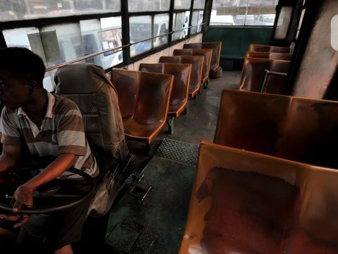 10 Potret Metro Mini yang Tergerus Zaman, Dulu Tersohor sebagai Penguasa Jalanan yang Kacau., Kaca depan penuh stiker misterius, Coretan graffiti di badan bus, Rival abadi: Kopaja, Tanda waspada: tampilan depan ekstrem, Trayek ikonik Pondok Labu–Blok M (610), Lampu malam warna-warni, Aroma khas di kabin, Trayek S640: Tanah Abang–Pasar Minggu, Tak nyaman, tapi penuh cerita, Terima kasih, Metro Mini