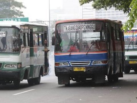10 Potret Metro Mini yang Tergerus Zaman, Dulu Tersohor sebagai Penguasa Jalanan yang Kacau., Kaca depan penuh stiker misterius, Coretan graffiti di badan bus, Rival abadi: Kopaja, Tanda waspada: tampilan depan ekstrem, Trayek ikonik Pondok Labu–Blok M (610), Lampu malam warna-warni, Aroma khas di kabin, Trayek S640: Tanah Abang–Pasar Minggu, Tak nyaman, tapi penuh cerita, Terima kasih, Metro Mini