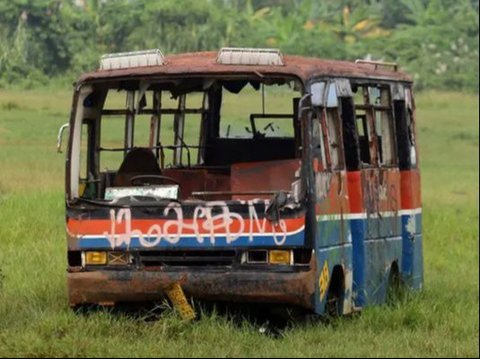 10 Potret Metro Mini yang Tergerus Zaman, Dulu Tersohor sebagai Penguasa Jalanan yang Kacau., Kaca depan penuh stiker misterius, Coretan graffiti di badan bus, Rival abadi: Kopaja, Tanda waspada: tampilan depan ekstrem, Trayek ikonik Pondok Labu–Blok M (610), Lampu malam warna-warni, Aroma khas di kabin, Trayek S640: Tanah Abang–Pasar Minggu, Tak nyaman, tapi penuh cerita, Terima kasih, Metro Mini